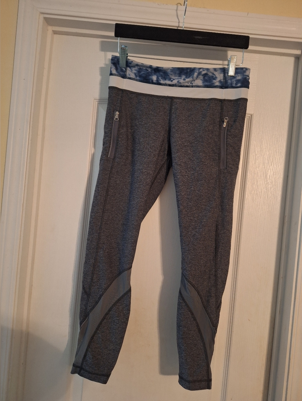 Lululemon‎ Womens 8 Grey Active Capri Leggings with Blue Tie-Dye Waistband